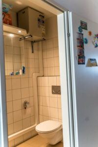 Klimaanlage ohne Außengerät - Wärmetauschereinheit im Gäste-Bad montiert