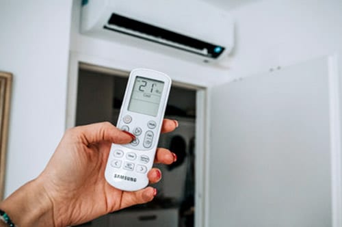 Samsung Klimaanlage mit moderner Fernbedienung – präzise Temperaturregelung für komfortables Raumklima.