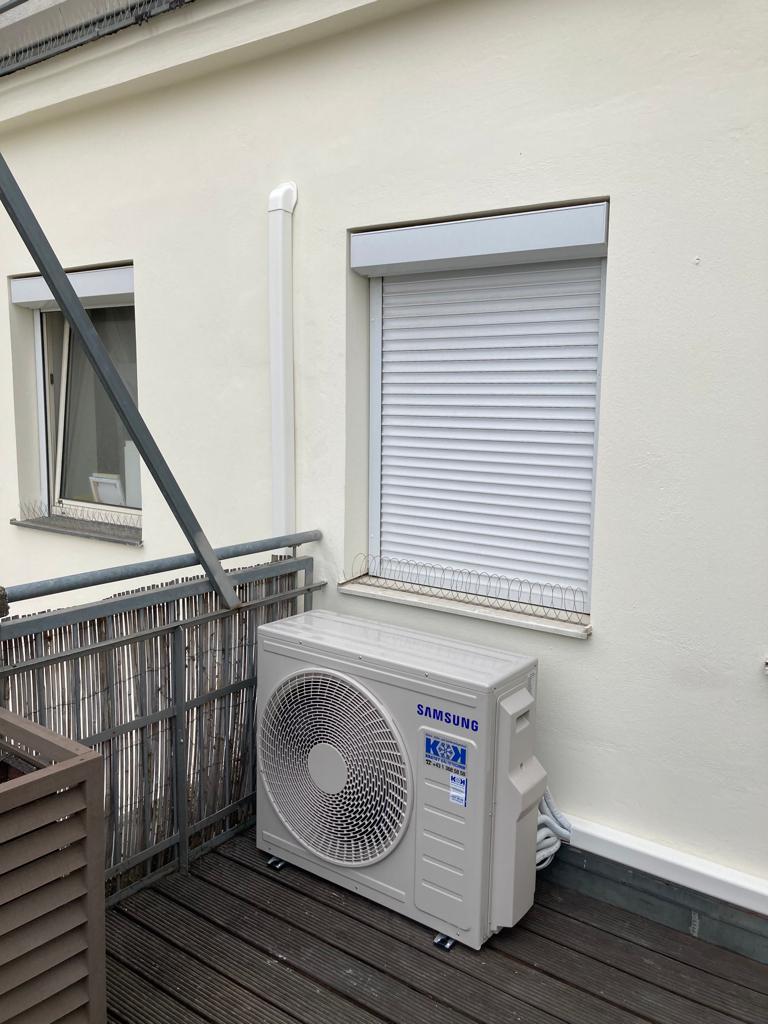 Die Ausseneinheit der Samsung Windfree Klimaanlage wurde auf dem Balkon montiert