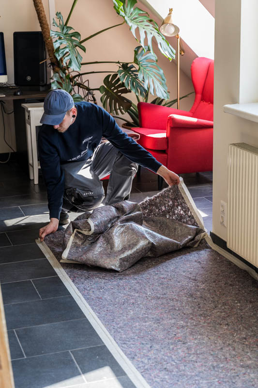 Vorbereitend zur Klima-Montage das Auslegen von Bodenflies zum Schutz der Wohnung