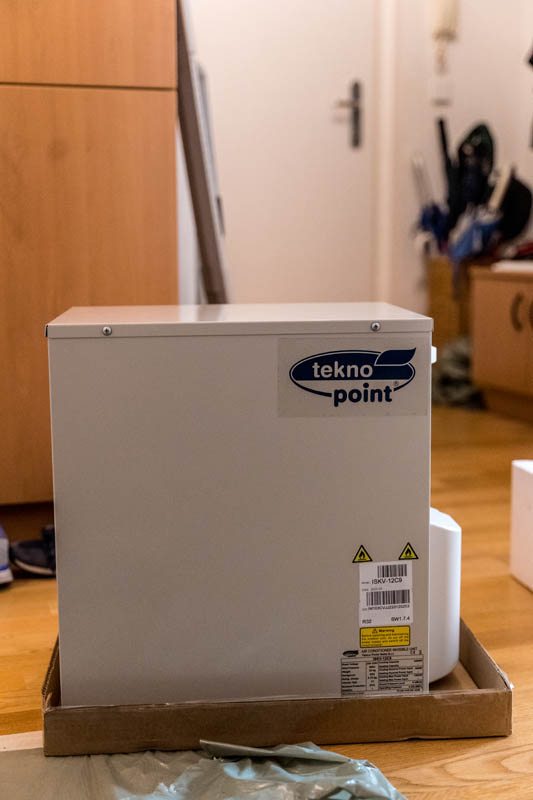 Klimaanlage ohne Außengerät: Eine ausgepackte Wärmetauschereinheit von Teknopoint für Innenräume