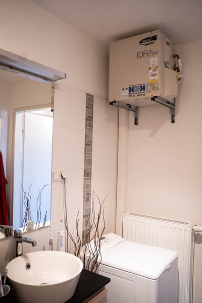Split-Klimaanlage ohne Außengerät im Badezimmer montiert