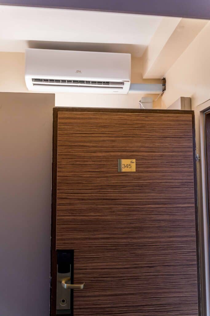 Split-Klimaanlage über Zimmertür im Hotel, effiziente Klimatisierung von Kratky Kältetechnik