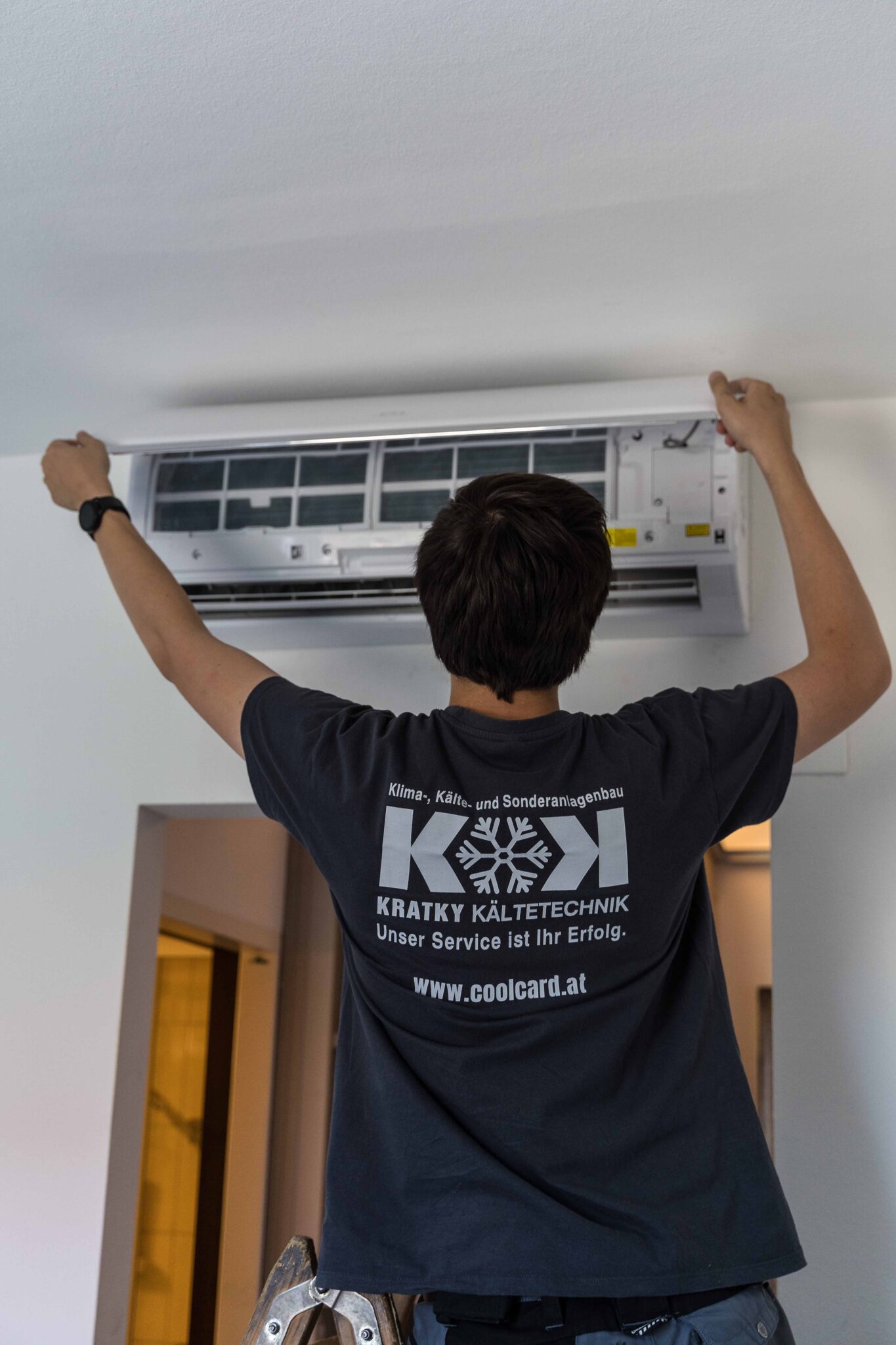 Klimaanlagen-Monteur bei der Wartung einer Split-Klimaanlage, Kratky Kältetechnik Installation