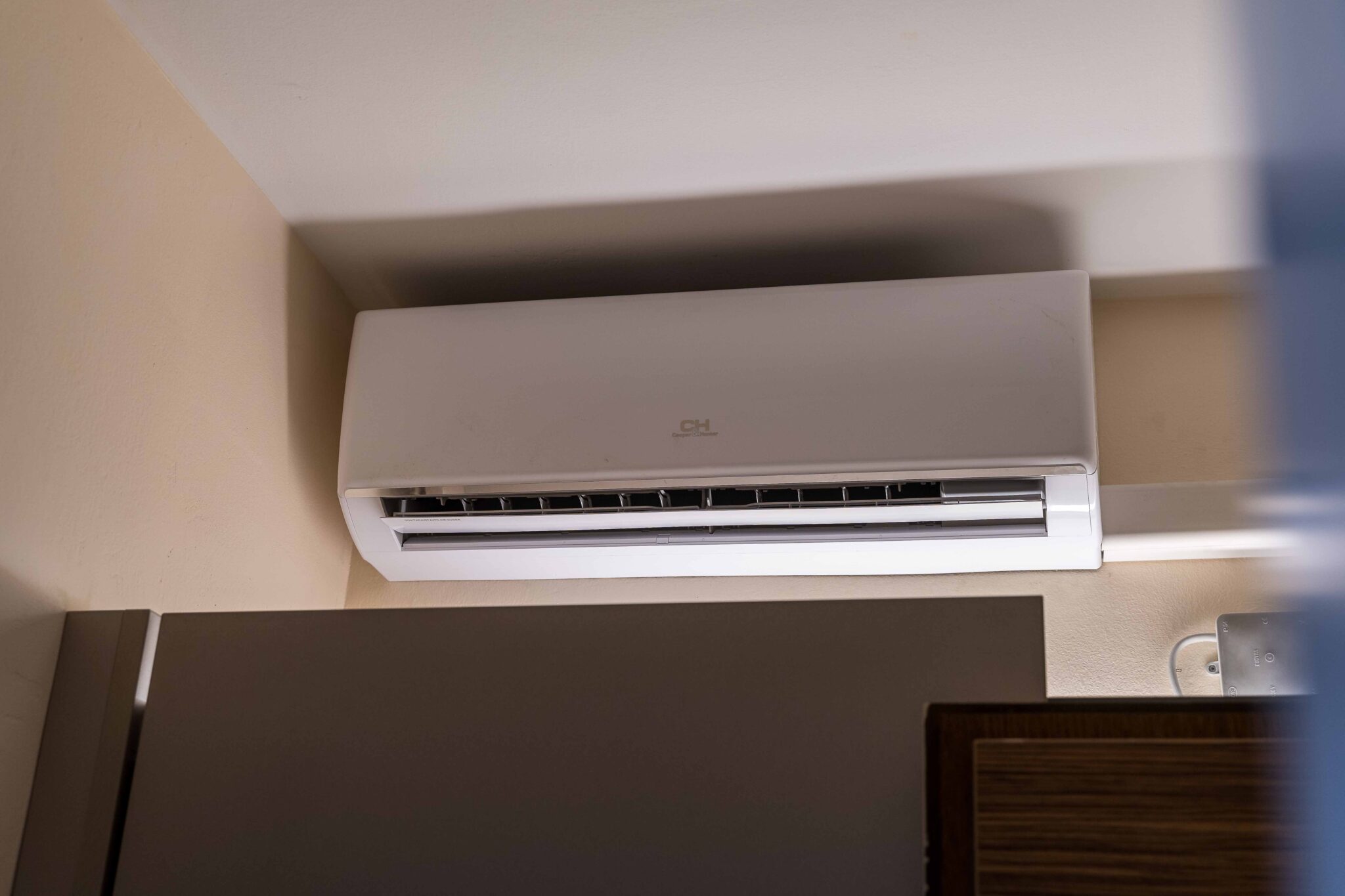 Wandmontierte CH Klimaanlage im Innenraum oberhalb einer Tür, energieeffizientes Splitgerät