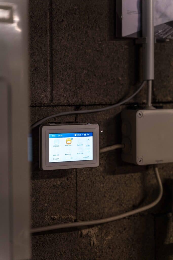 Digitale Steuerungseinheit für Hydro-Box Wärmepumpe, modernes Heizungsmanagement im Keller