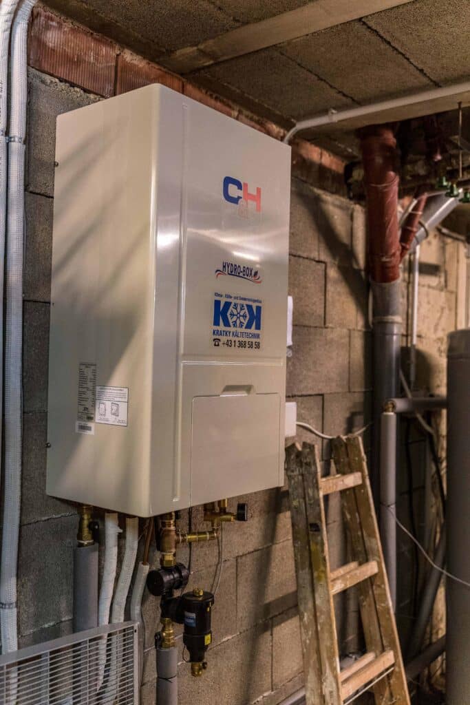 CH Hydro-Box Wärmepumpen-Inneneinheit im Keller installiert, effiziente Heizungsanlage von Kratky Klimatechnik
