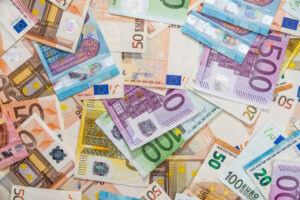 Verschiedene Euro-Banknoten gestapelt