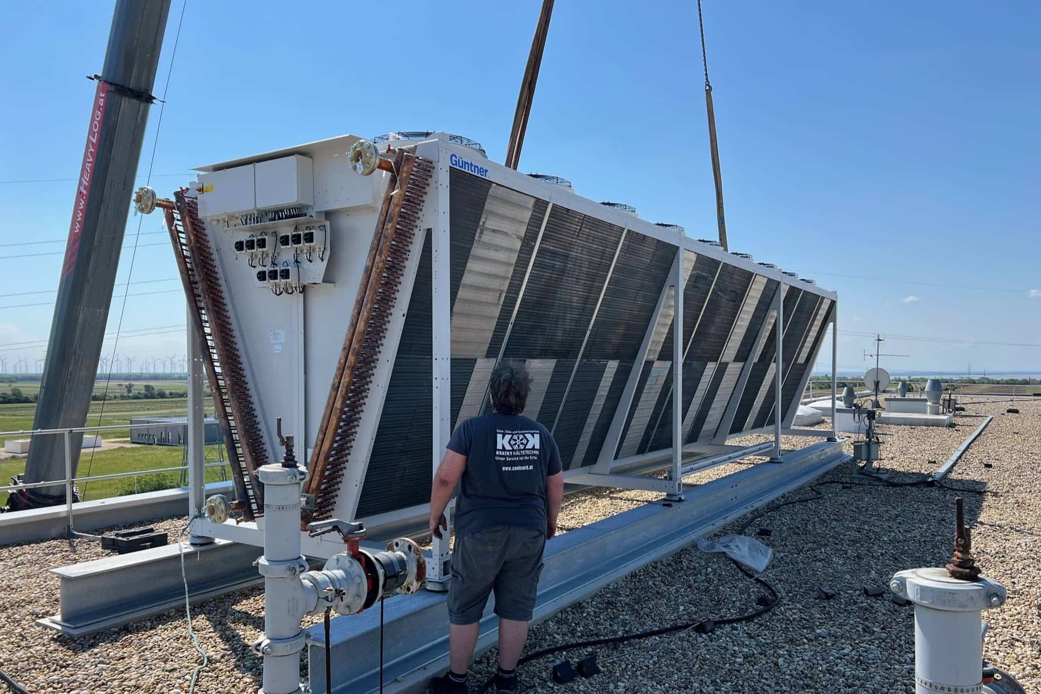 Installation eines Industriekühlers durch Kratky Kältetechnik auf einem Firmendach